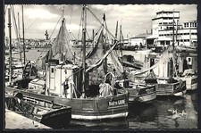 CPA Les Sables-d´Olonne, Bateaux de pêche au port animés de voiles et filets 