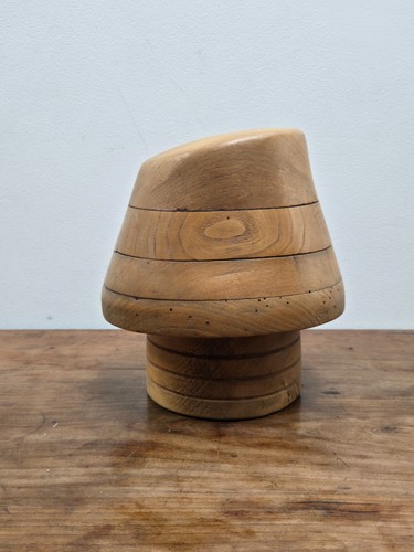 Ancien moule forme chapeau