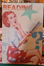 Plaque Publicitaire Vintage Métal Pin Up Reading  20 x 30 