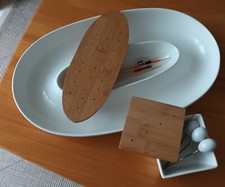2 plateaux à apéritifs en faience blanche + bois