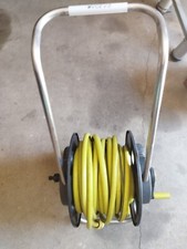 1 Chariot  roulant avec 25 m de tuyau d'arrosage avec embout male et femelle