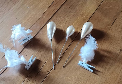 Trois épingles chapeau - à,