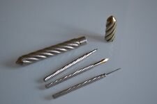 ANCIEN NECESSAIRE D'ECRITURE DE VOYAGE DANS FOURREAU METAL