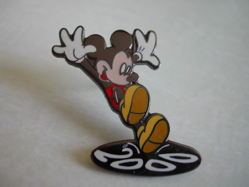 Pin émaillé disney - pin's,