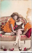 AIMP3-0220 - ENFANT - deux petites filles assisent sur un canapé