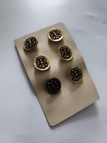 Boutons anciens dorés motif
