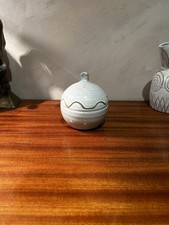 Jolie boîte en céramique – forme originale – excellent état