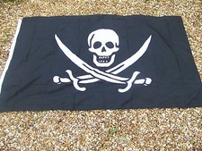 DRA003 DRAPEAU PIRATE 90X150 CM   NEUF AVEC  OEILLET DE FIXATION BATEAUX CRANE