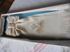 ANCIEN BRASSARD DE COMMUNIANT SOIE ECRU MOTIF "JHS" CALICE BOITE D ORIGINE