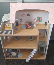 Maison de poupée en bois