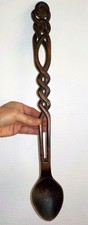 Grande cuillère galloise ou celtique en bois sculpté & ajouré de 55 cm signée -L