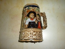 CHOPE A BIERE MUSICALE GRES EMAILLE ACHETEE EN AUTRICHE en 1976 - HAUT 15,5 cms