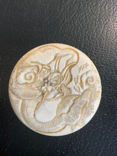 Bouton d Inro sculpte Japon edo dragon sculpté yeux nacre signé samouraï