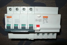 DISJONCTEUR DIFFERENTIEL TETRAPOLAIRE 32A 30mA TYPE A et SI MERLIN GERIN PC.15KA