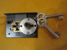 ANCIENNE SERRURE VACHETTE EN METAL PORTE ARMOIRE BUREAU TIROIR AVEC CLE REF23