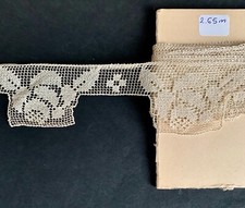 Dentelle ancienne: entre -deux