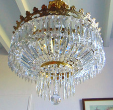 ANCIEN ET SUPERBE LUSTRE PLAFONNIER CORBEILLE BRONZE ET PAMPILLES CRISTAL