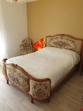 Lit Louis XV et fauteuil capitonnés et brodés + fauteuil 