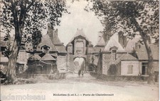 Ancienne carte postale, RICHELIEU, Porte de Chatellerault, écrite au revers.
