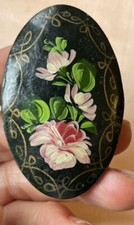 Broche vintage en bois noirci de forme ovale à décor peint de roses