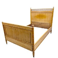 Lit en bois clair de style