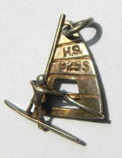 joli pendentif en argent planche à voile