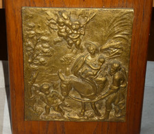 Ancienne plaque en bronze support en bois décor en relief religion angelots