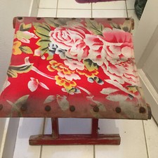 SIEGE PLIANT EN BOIS ROUGE + TISSU DÉCOR FLEURS ROUGE, JAUNE, BLANC, VINTAGE
