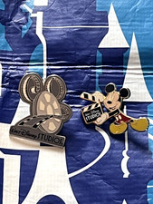 LOT 2 MICKEY MOUSE AND WALT DISNEY STUDIO PARC DISNEY PIN TRADING