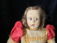 SUPERBE PETITTE POUPEE