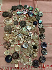 Lot de boutons anciens en nacre.