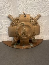 Médaille Plaque Présentoir Salamandres Église ? Cathédrale ? À Identifier Drago