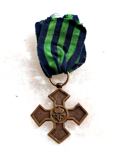 Une médaille croix guerre - une,