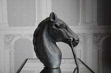 TETE DE CHEVAL EN FONTE AVEC ANNEAU D'ATTACHE : HARAS BOXE EQUITATION
