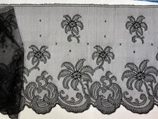 DENTELLE ANCIENNE - Large volant de Chantilly - grosses fleurs