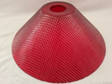 1  belle ancienne suspension  abat jour verre moulé rouge typique des années 80 