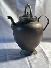 BUIRE, CRUCHE ou PICHET ancien en CUIVRE rouge et Laiton avec Bec Verseur.