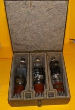 ARMEE AMERICAINE U.S : BOITE COMPLETE DE TUBES POUR RADIO AVEC 3 TUBES TYPE 2E22