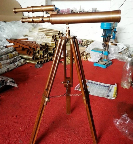 Ancien télescope vintage - , en