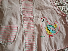Tablier d'enfant   cotonrose  brodé pour poupon ancien convert petit colin