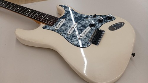 Guitare électrique modifiée