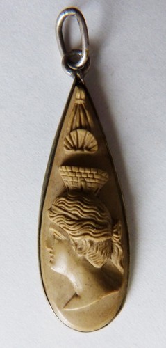 Pendentif camée pierre - , de
