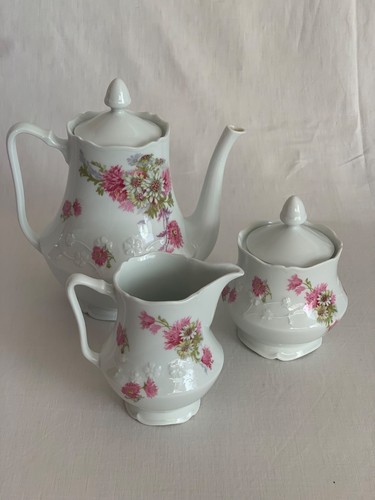 Lot pièces en porcelaine - de,
