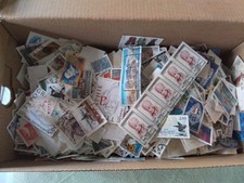 Lot de Timbres Français Oblitérés dans Boite. 496 grammes.