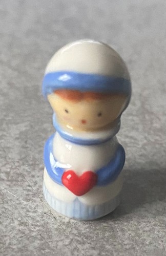 Feve poupee avec coeur rouge - feve,