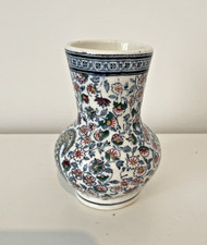 Petit vase de vitrine en faience de Gien décor cachemire.