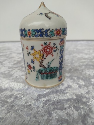 Rare petit pot - , couvert