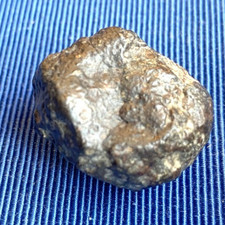 Météorite 19 gr, 26 mm, Chondrite NWA non classée, Algérie, lot n° 07