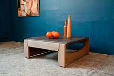 Table basse brutaliste en bois