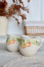 Deux petits pichets vintage barbotine – Motif cerises